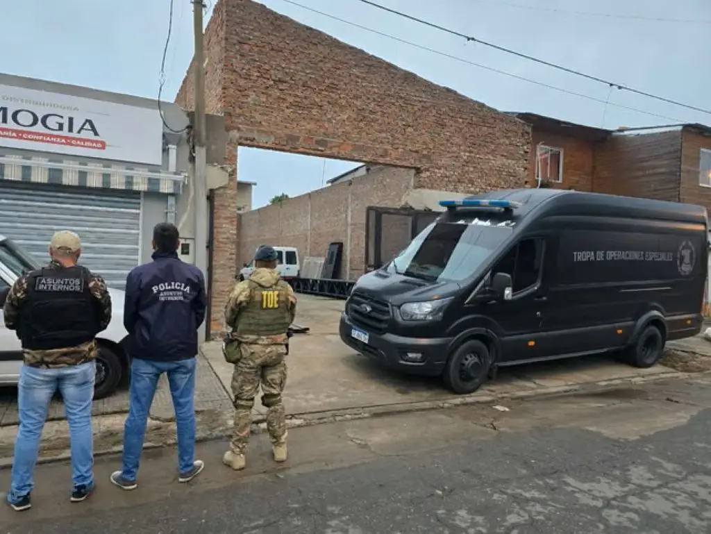 Un polic&iacute;a de San Lorenzo detenido ser&aacute; imputado por un falso allanamiento en Villa Gobernador G&aacute;lvez, donde robaron dinero y celulares.