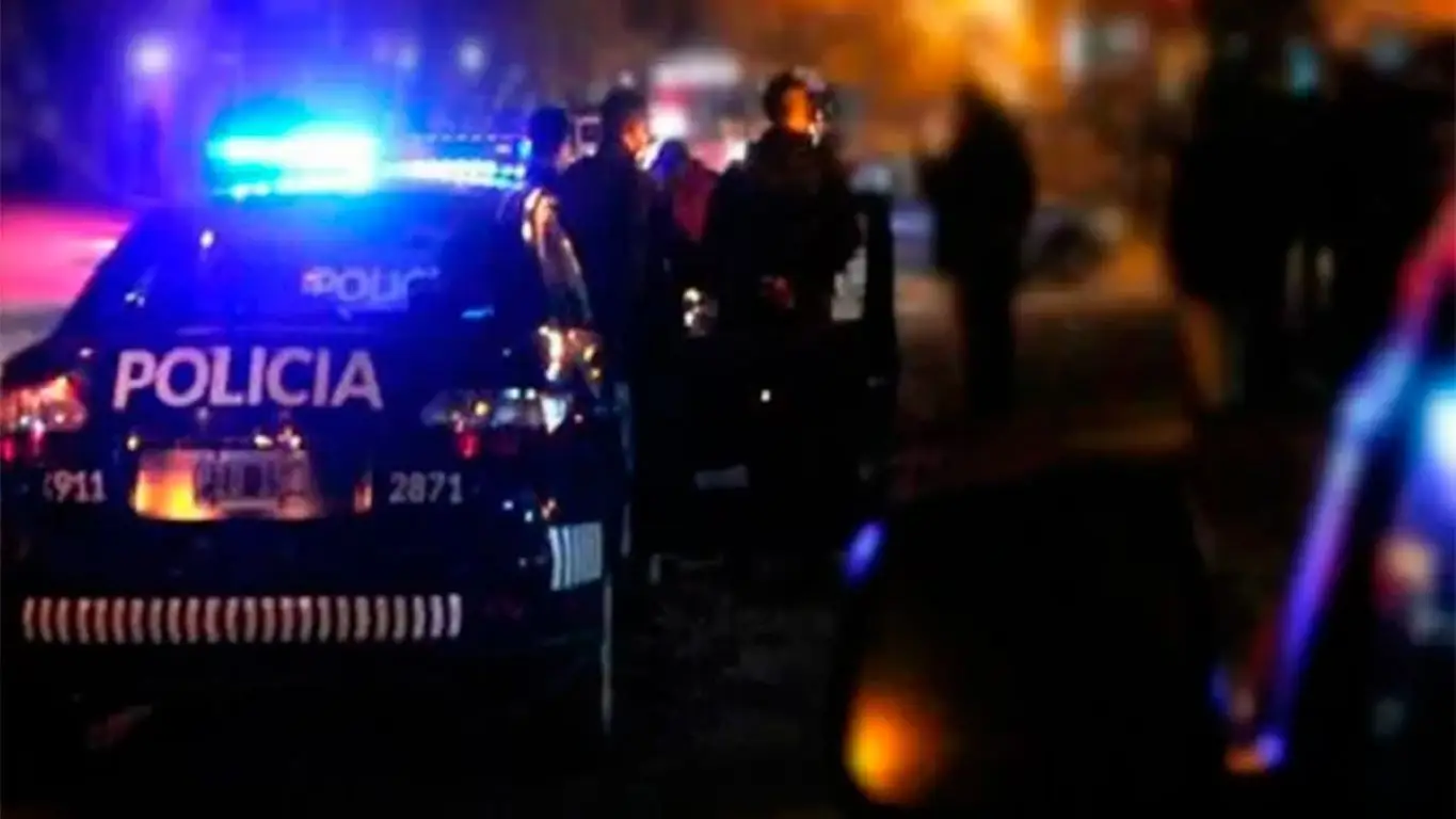 Detenidos por disparos en San Lorenzo: la Polic&iacute;a secuestr&oacute; drogas y dinero en efectivo de una camioneta Toyota Hilux.