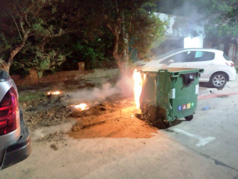 Iba incendiando contenedores de basura en plena madrugada y terminó detenido