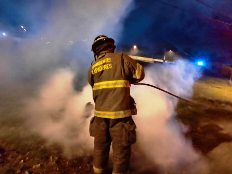 Dos contenedores de basura fueron consumidos por un incendio en San Lorenzo