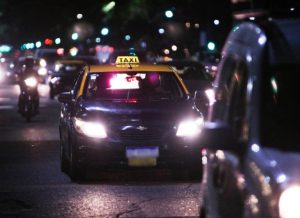 Video: un taxista grabó con una cámara oculta cuando un pasajero le robó en Rosario