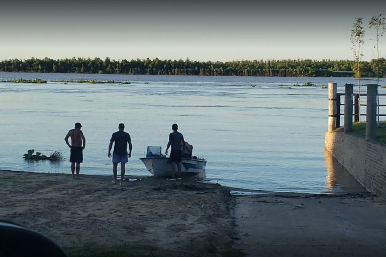 Rescatan a tres jóvenes en el río Paraná tras volcar en condiciones peligrosas