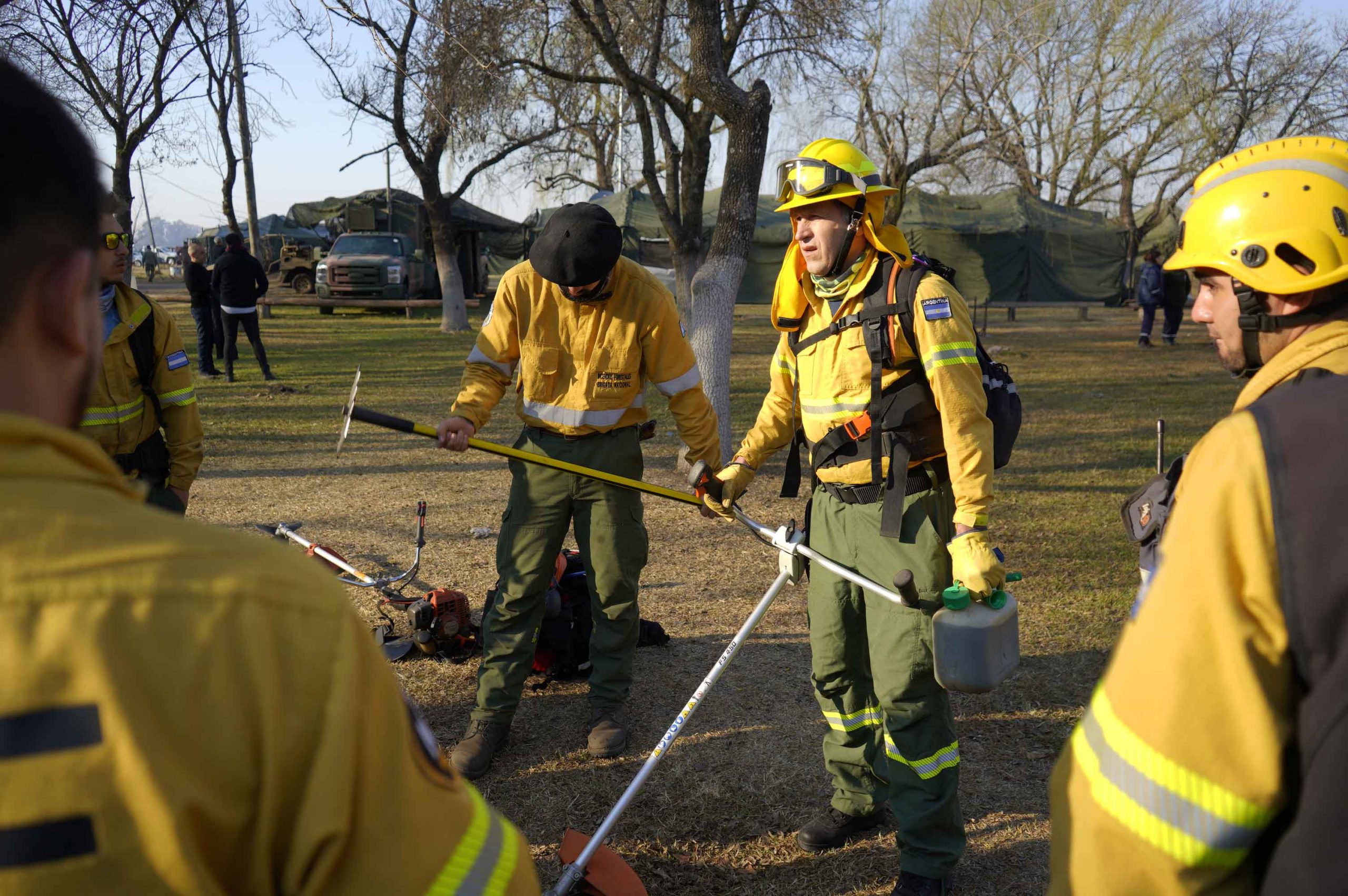 contin-an-las-tareas-de-brigadistas-para-apagar-el-fuego-en-las-islas