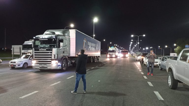 Fuerte siniestro vial en autopista: colisionaron dos camiones