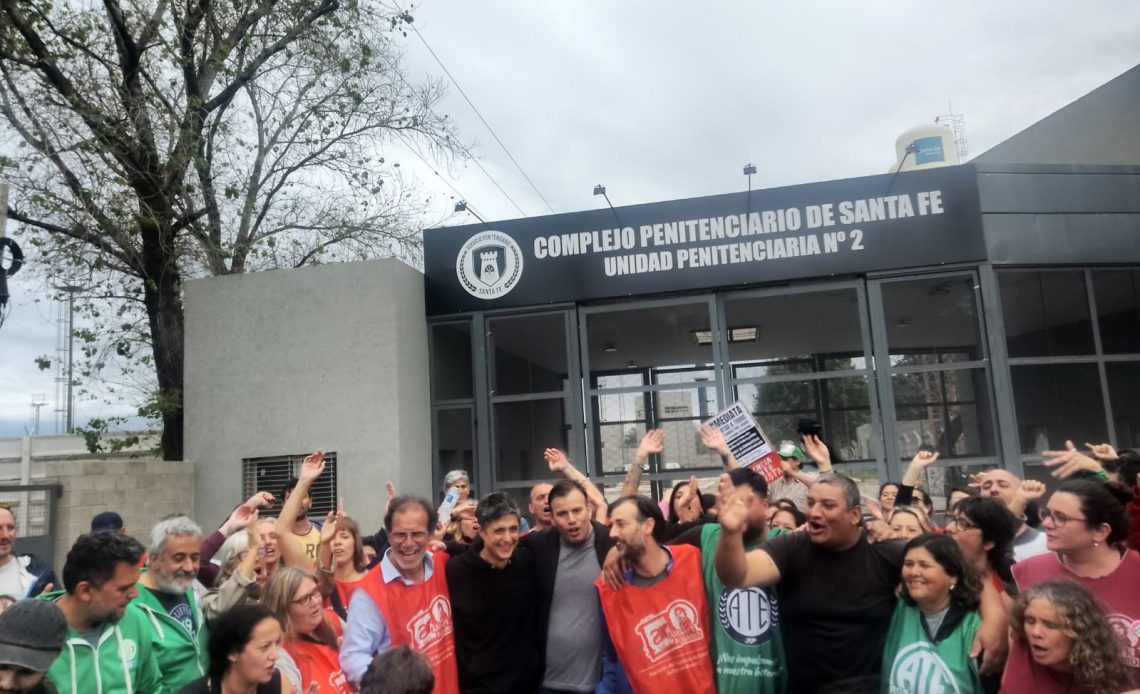 El abrazo de los trabajadores cuando fueron liberados los sindicalistas