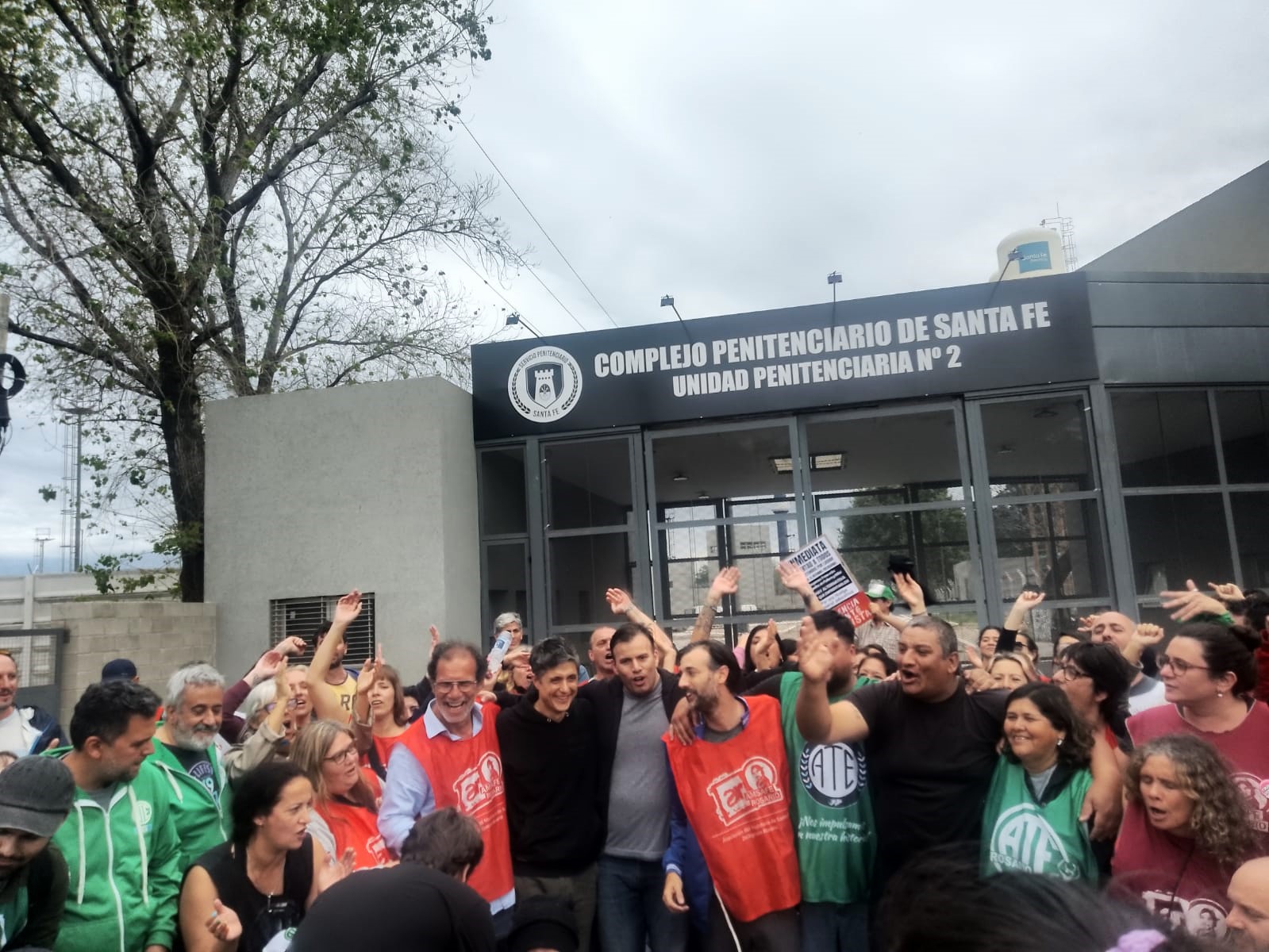 El abrazo de los trabajadores cuando fueron liberados los sindicalistas