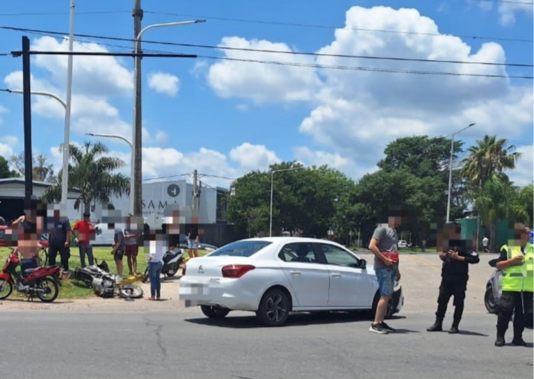 El choque entre una moto y auto en Capitán Bermúdez deja un hombre con graves lesiones