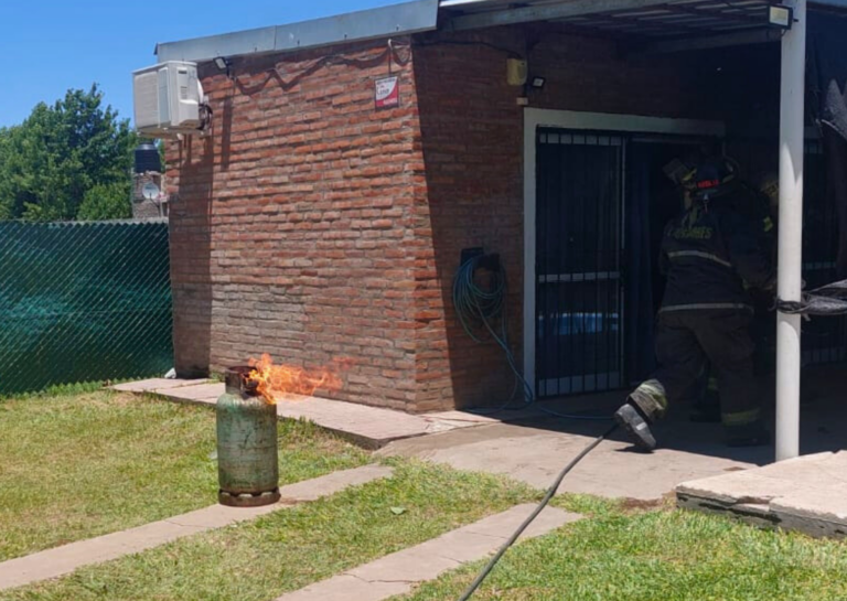 Susto por el incendio de una garrafa en una vivienda de Puerto San Martín