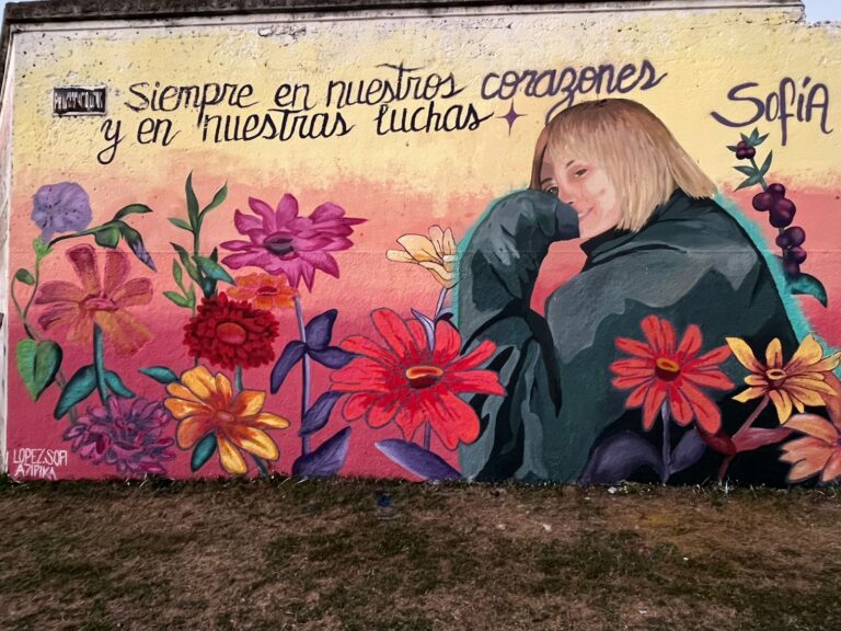 Tras la vandalización, quedó terminado el mural en homenaje a Sofía Delgado