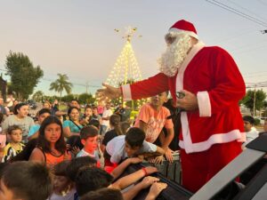 Papá Noel visitó Fuentes y la feria navideña