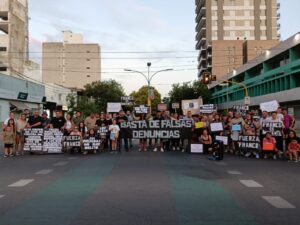 Familiares de acusados de abuso sexual marchan contra el sistema judicial