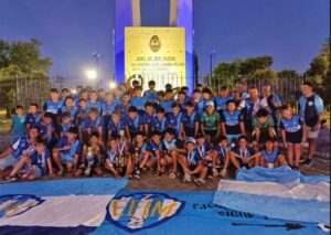 Los chicos de la Escuela de fútbol Islas Malvinas hicieron una caravana para festejar el campeonato en Chile