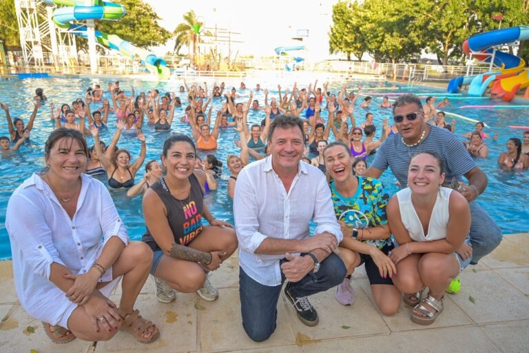 La primera clase aqua zumba fue un éxito y la actividad se repetirá todas las semanas en el Poli Municipal