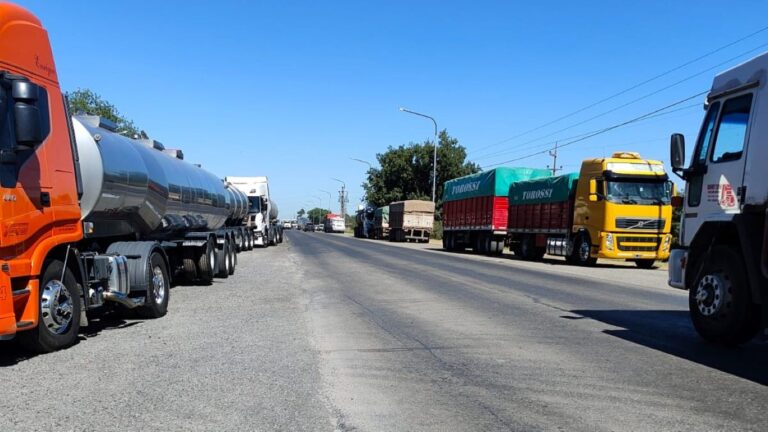 Congestión de camiones en ruta A012 por la protesta de aceiteros en Vicentín