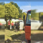 Un camión de la construcción volcó sobre la colectora