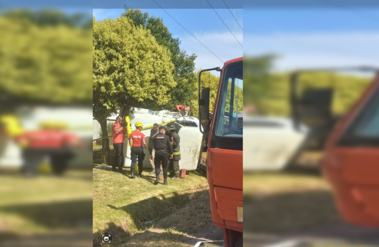 Un camión de la construcción volcó sobre la colectora