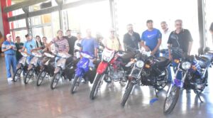 De Grandis entregó las 8 motos a los ganadores de los sorteos de la fiesta de la familia municipal