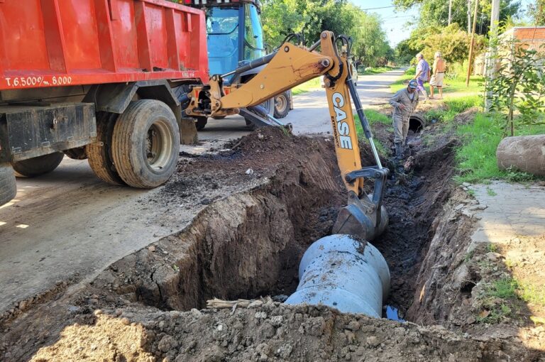 La Municipalidad entuba cunetas entre bulevar Mitre y el arroyo, en barrio Norte