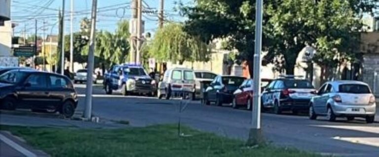 Una docente dejó tres niños encerrados por dos horas sin ventilador y un padretuvo que barretaear la puerta