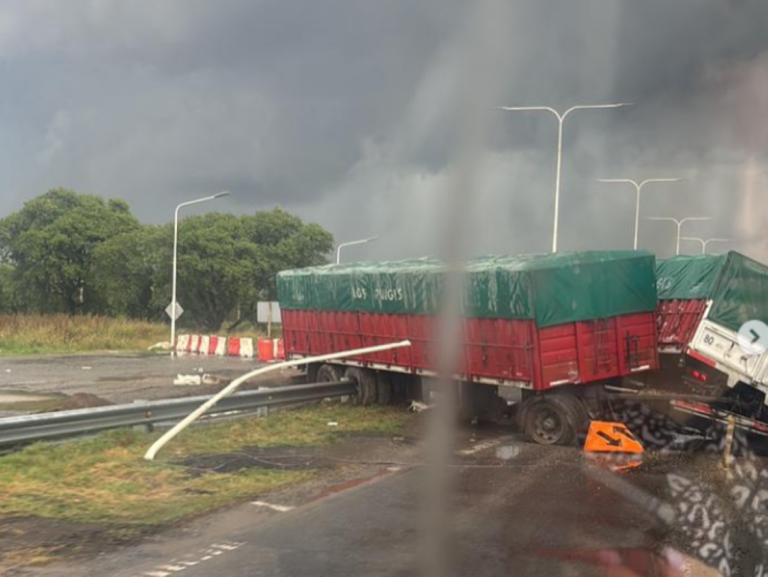 Un camión despistó en autopista Rosario – Santa Fe a la altura de Beltrán