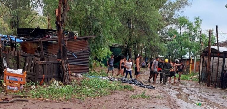 Capitán Bermúdez: Rescatan a dos niños atrapados tras la caída de un árbol