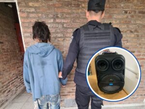 Robó un equipo de música de la escuela Juana Manzo y quedó detenido