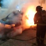 Otro incendio de vehículo en la ciudad  con daños totales