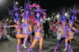 Carnaval en Puerto: color, energía, y magia para el regreso de una fiesta popular con el cierre de La Mosca 