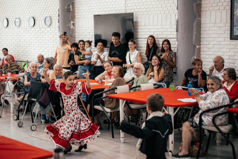 La Municipalidad desarrolló una jornada de música y recreación en el hogar de ancianos “Corazón de Jesús”