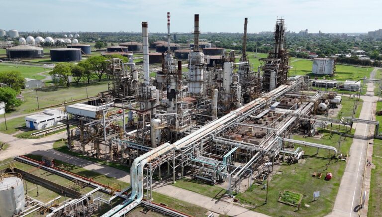 YPF lanza Santa Fe Bio: se firma el acuerdo y se reactiva la refinería de San Lorenzo