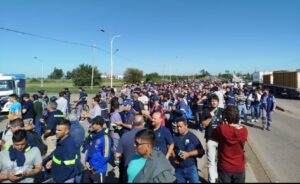 Trabajadores autoconvocados de Vicentin marchan desde Ricardone por los puestos laborales