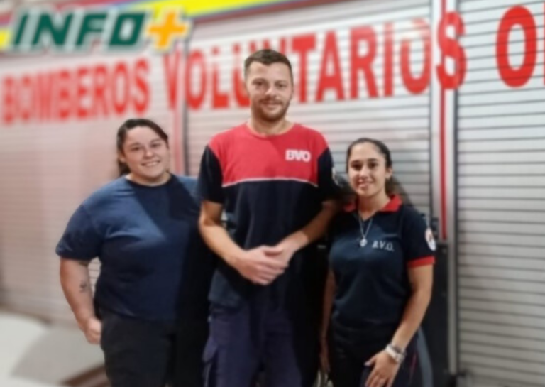 Héroe en Oliveros: un bombero salvó la vida de un bebé que se estaba ahogando