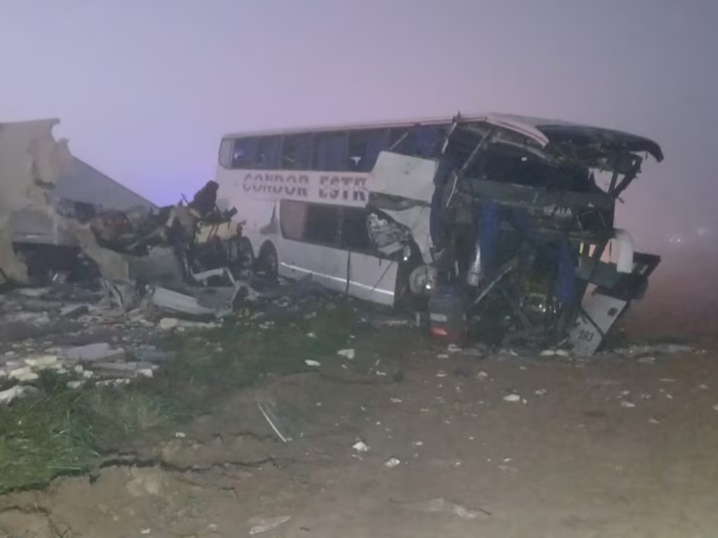 Imagen del colectivo siniestrado tras el choque fatal en Ruta 3