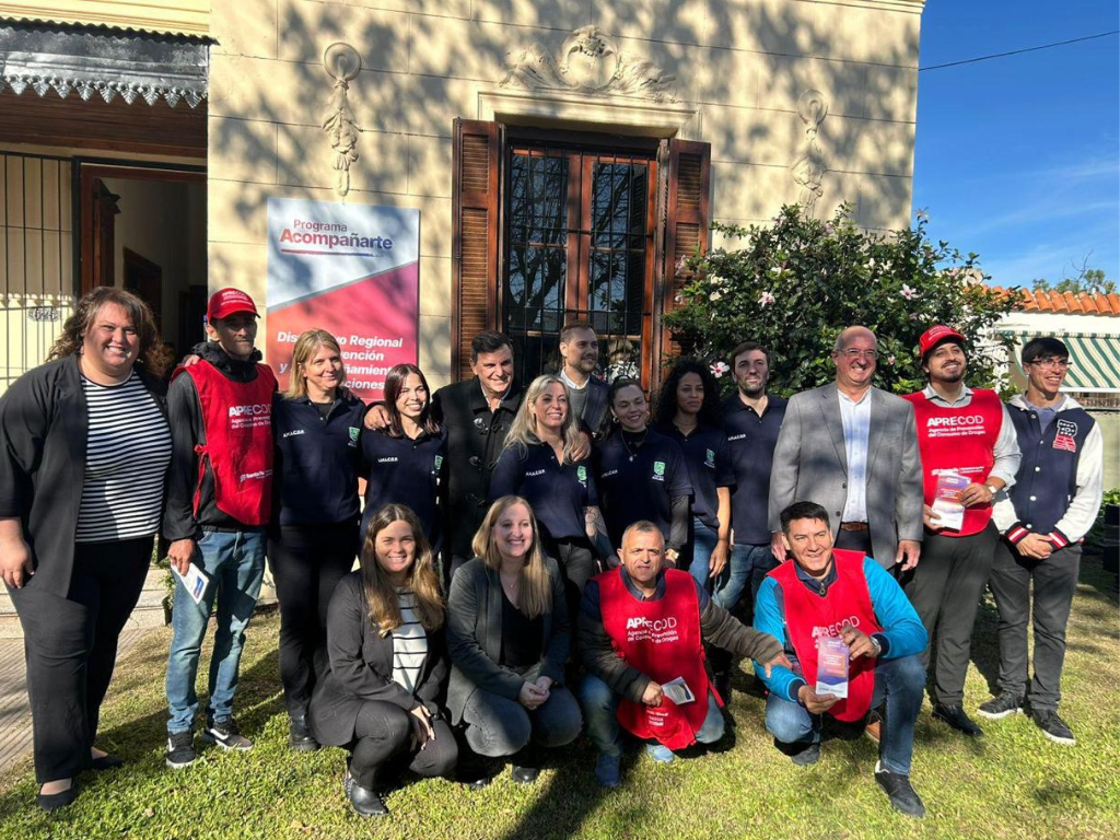 Foto grupal de la inauguración del Centro Regional de Prevención y Acompañamiento en Adicciones en Roldán con autoridades locales y provinciales.