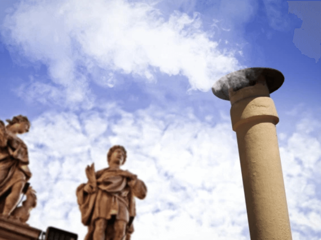 Fumata blanca en el Vaticano saliendo de la chimenea de la Capilla Sixtina