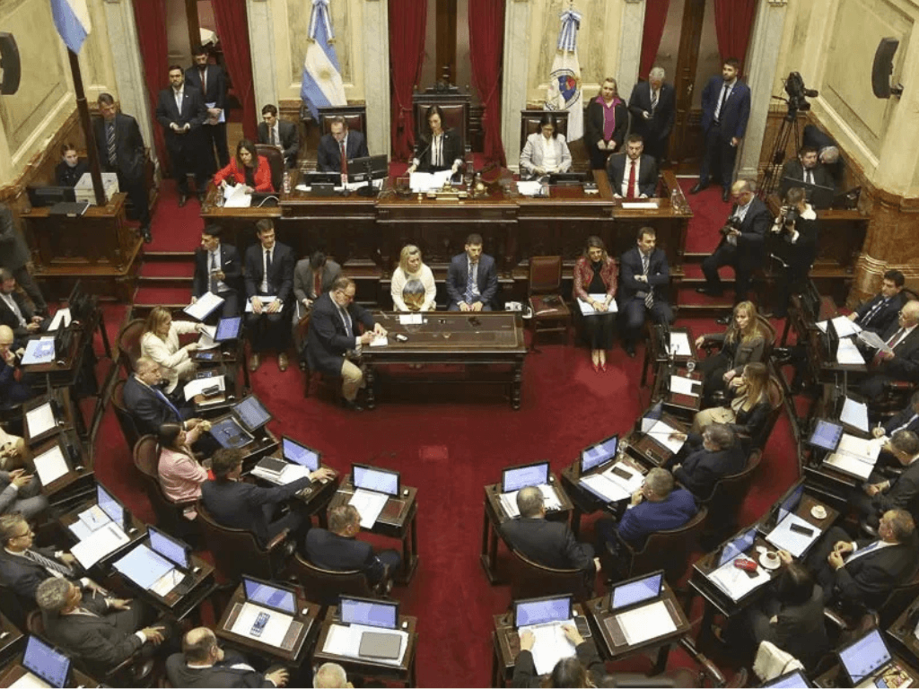 senado debatiendo la ley de fichas limpias 2025