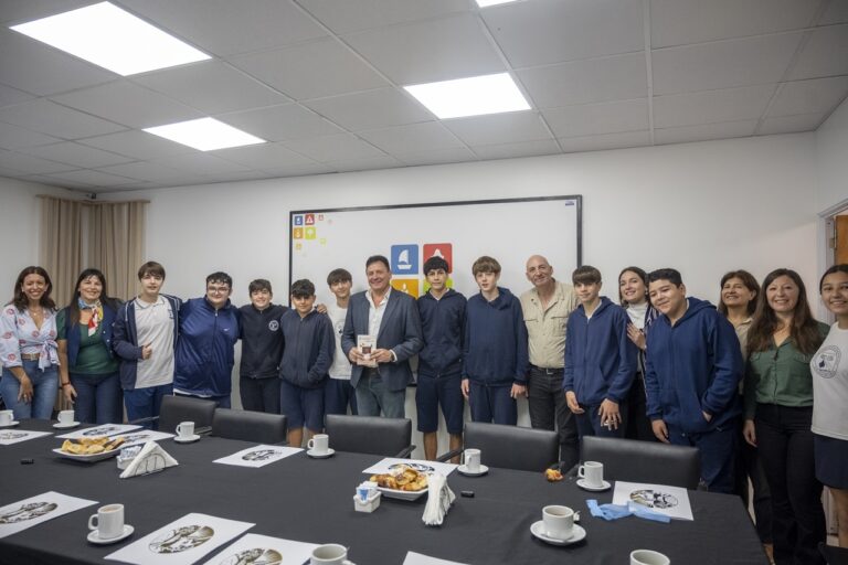 Raimundo declaró de Interés Cultural el libro “De mundiales y algo más”, escrito por alumnos del Colegio San Carlos