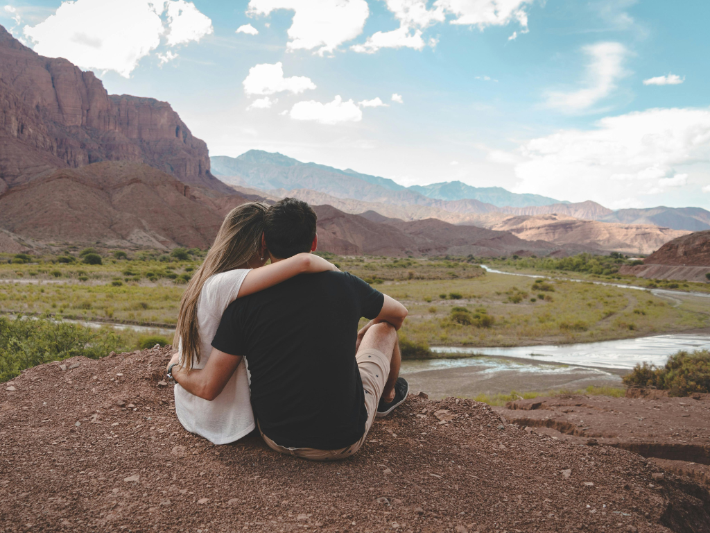 Pareja viajando gracias a las ofertas de turismo del Hot Sale 2025