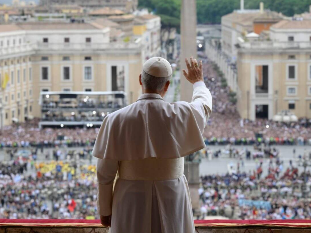 El Papa León XIV de espaldas frente a la multitud durante su primer discurso