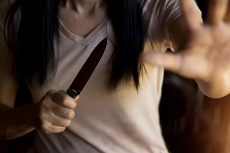 Una mujer agredió con un cuchillo Tramontina a un hombre que dormía junto a su pareja