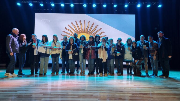 De Grandis reconoció el mérito educativo de abanderados y escoltas de establecimientos educativos de la ciudad
