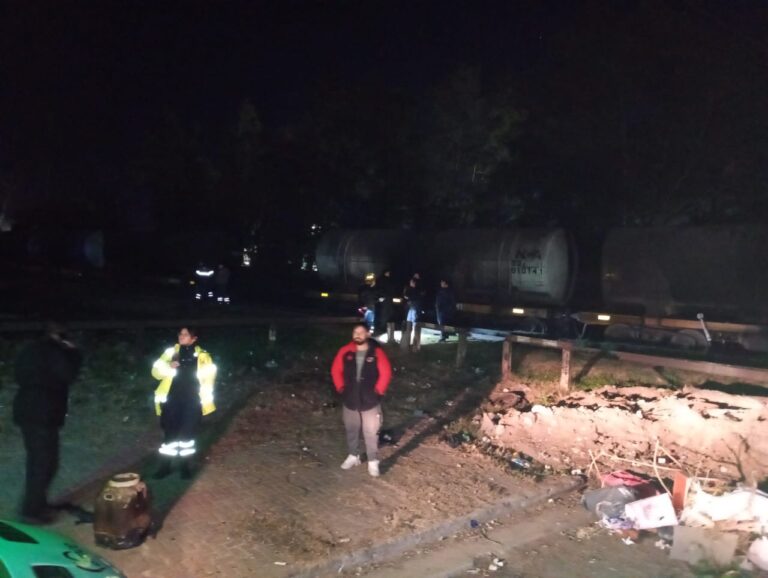 Accidente ferroviario en Puerto San Martín: un operario resultó herido al quedar atrapado entre vagones