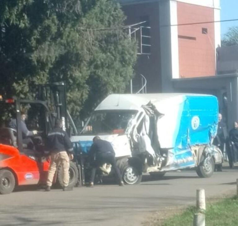Accidente frente a Fábrica Militar entre una combi y un tren