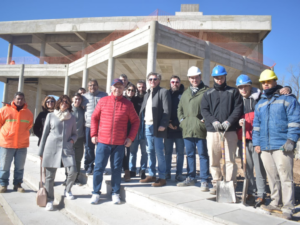Carlos De Grandis con trabajadores y funcionarios en la construcción del cine 4D en Puerto de las Infancias.