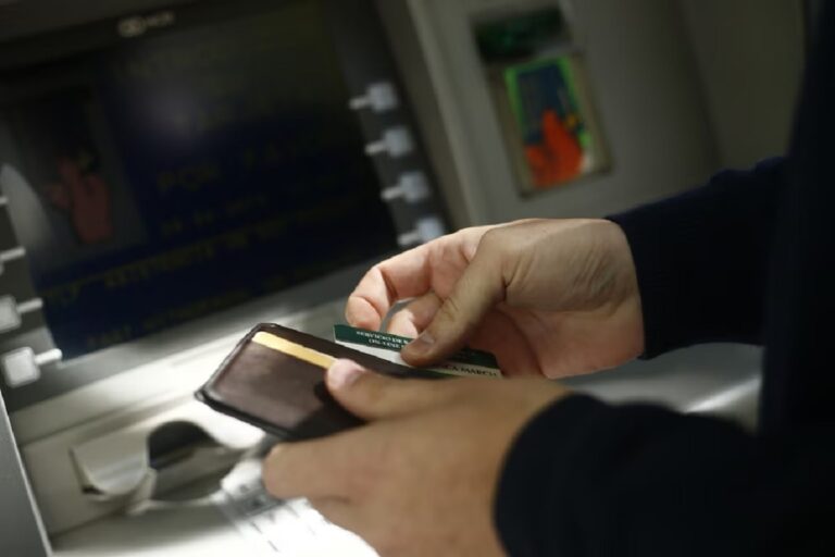 Retirar dinero cajeros automáticos ya puede costar hasta $5.000: en qué casos es gratis