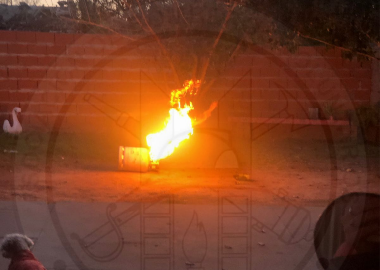 Susto en Puerto San Martín: controlan incendio de una garrafa en una vivienda