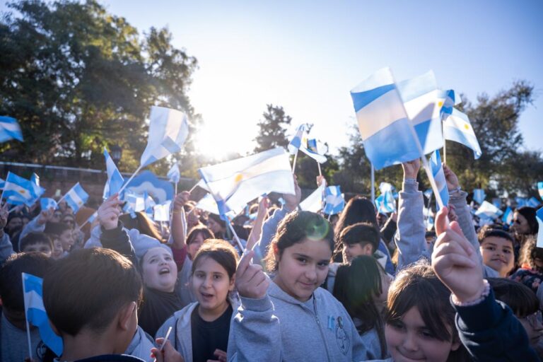 Alumnos de San Lorenzo y todo el país prometieron lealtad a la bandera en el Campo de la Gloria