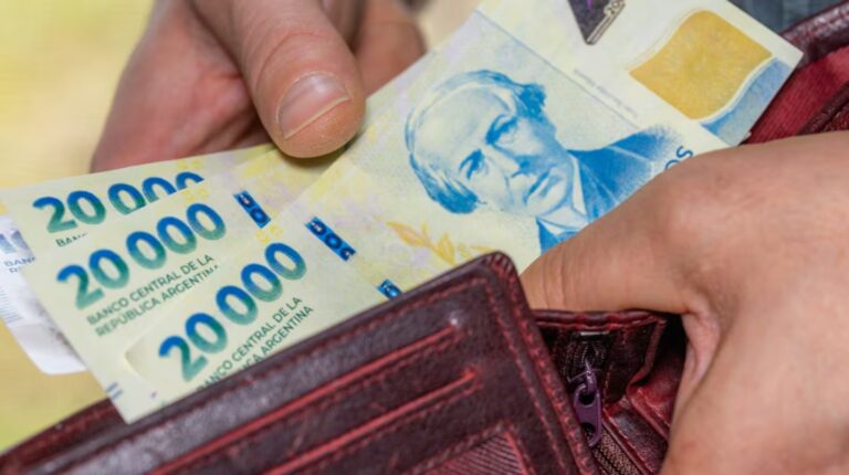 El salario mínimo sube a $317.800 desde julio: impacto en planes sociales, jubilaciones y beneficios laborales