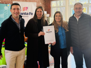 Silvana Di Stefano junto a autoridades entregando bienes decomisados a escuelas en Santa Fe. Si necesitás, te ayudo con el nombre del archivo para esa imagen también.