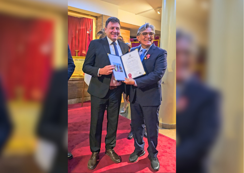 El intendente Raimundo recibió una distinción de Perú